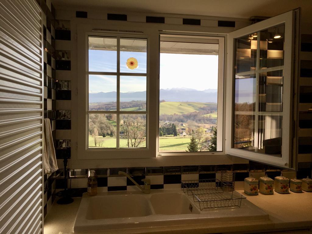 Les Gites De La Maison Bleue D'Estialescq Екстериор снимка