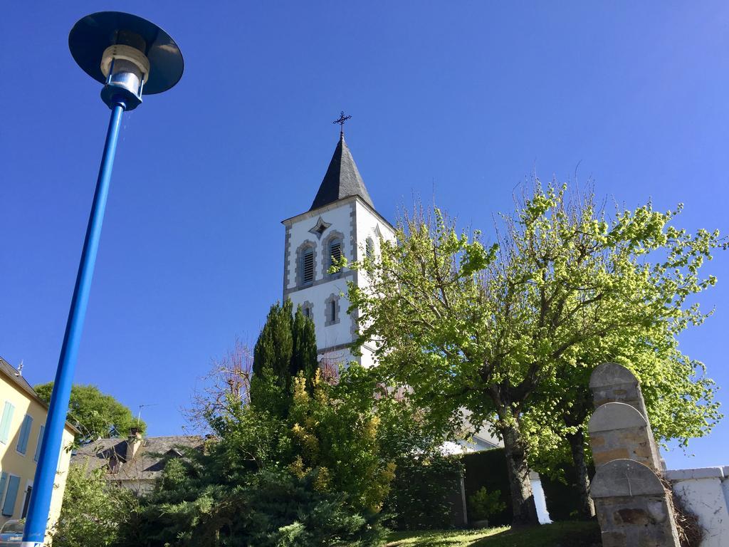 Les Gites De La Maison Bleue D'Estialescq Екстериор снимка